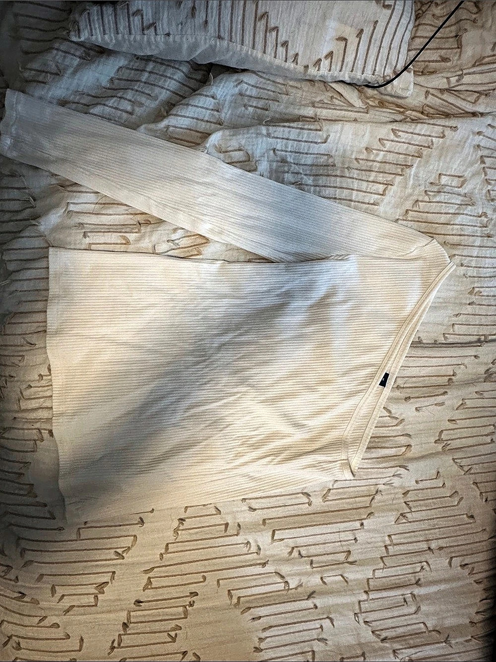 Old Navy White one Sleeve shirt size Medium Like New